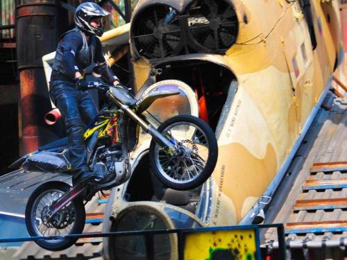 Motorradstunt-in-der-Stuntshow-im-Vulkan-des-Filmpark-Babelsberg-980x735